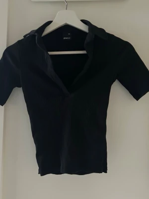 Svart topp  - Svart topp ifrån Gina tricot storlek XS  Hel och fin, ribbad med urringning
