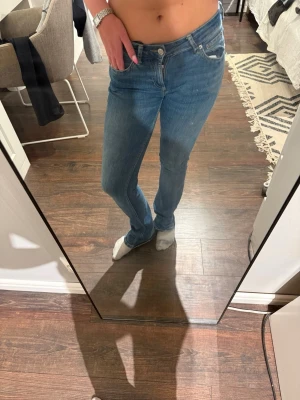 Blå raka jeans  - Nice jeans- stormen 32 men passar mig som bär 34/36