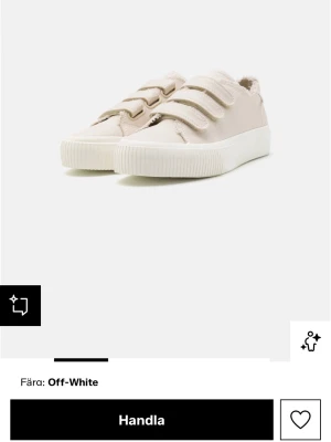 Beige sneakers med kardborreband - Säljer ett par sommar/ vår skor men man kan även använda till hösten💕 älskar dessa ja använt dom 1 gång men dom va för små tyvärr
