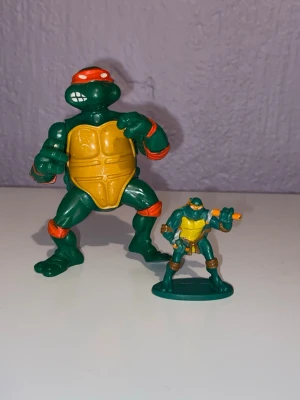 Vintage teenage mutant ninja turtles - Michelangelo 2x - Vintage 1988 Teenage Mutant Ninja Turtles Michelangelo och den mindre är från 2003