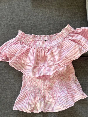 Rosa by malina topp - Off shoulder topp från by malina, går att ha på flera olika sätt! Jätte fin! Enda defekter är någon liten missfärgning som ej syns dock , hör av er för bild!