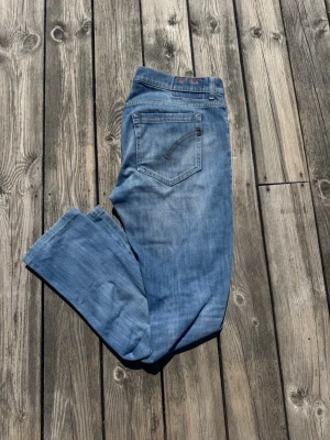 Dondup jeans  - Säljer ett par jeans från dondup, modell George. Bra skick och snygg färg. Storlek:34. Hör av dig vid funderingar 
