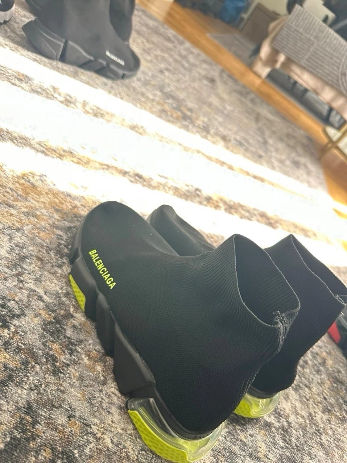 Svarta skor med detaljer av en limefärg - 1