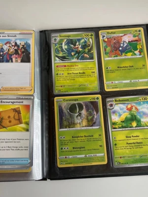 Pokémonkort i Ultra Pro-album DEL 2 (INGÅR MED DEL 1) - Säljer ett svart Ultra Pro-album fyllt med Pokémonkort, bland annat Simisage, Duflor, Coronospra och Bellossom. Albumet har plastfickor för att skydda korten och är perfekt för samlare. Kort och album har färgglada illustrationer och text på både engelska och tyska.
