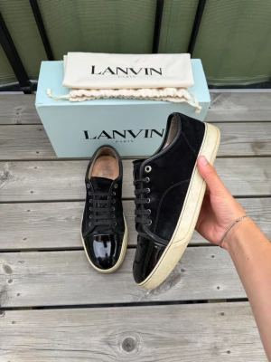 Lanvin dbb1  - Säljer ett par svarta lanvins dbb1 storlek uk9 ≈ eu 43 | mycket bra skick | kommer med original låda och dustbag | skriv om flera bilder eller prisförslag |