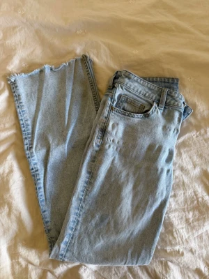 Lågmidjade jeans - Lågmidjade straight jeans som passar jättebra dock har dom en liten fettfläck där fram och även ett hål i rumpan därav priset 