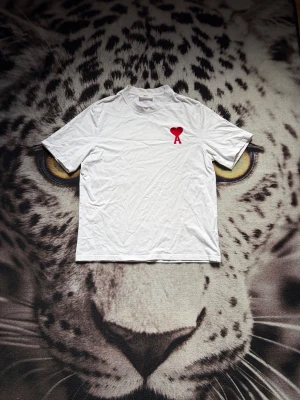 Ami Paris t shirt - Säljer nu en Ami Paris t shirt i väldigt bra skick, knappast använd, passar perfekt nu till sommarn, storlek M, skriv för mer info och bilder💫