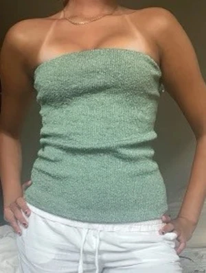 Grön bandeau tubtopp - Säljer en ljusgrön bandeau tubtopp i stickat material. Toppen är ärmlös och har en tight passform som sitter snyggt på kroppen. Perfekt för varma dagar och enkel att styla med olika outfits. Priset går att diskutera 
