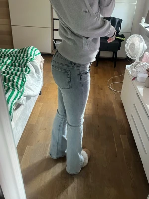 Ljusblå bootcut jeans cheap monday - Cheap monday jeans nyskick. Str 26/30