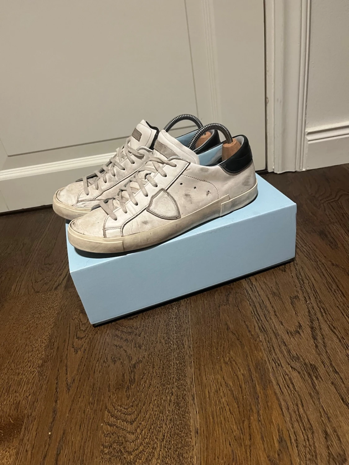 Vita sneakers med svart häl
