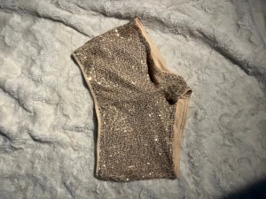 Glittriga guld-shorts - Säljer glittriga guldiga shorts, lågmidjade, med paljetter.  