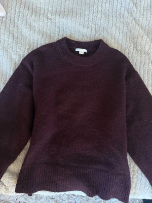 vinröd stickad tröja - mysig vinröd stickad tröja från Gina Tricot, perfekt till hösten!! inga defekter