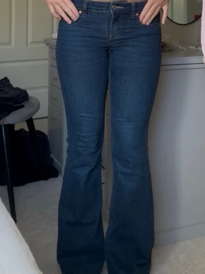 LowWaist Jeans ifrån HM - HM’s LowWaist jeans som varit slutsålda huuuur länge som helst! Säljer då de ej kommer till användning längre. Jeansen är i en mörkare blå, perfekta till hösten. Jeansen är skönt material. Används några fåtal gånger och säljer nu så jag ej använder dessa längre. Storkel 34, passar mig som är 170cm