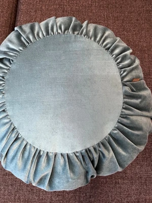 Två runda kuddar från Mimou - Säljer två runda prydnadskuddar , en i turkos  sammet och en i ceriserosa / vinrött silkigt tyg. Båda har dekorativa veck runt kanten och passar perfekt som snygga detaljer i soffan eller på sängen.
