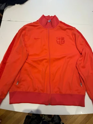 Röd Nike Barcelona träningsjacka XL - Snygg röd träningsjacka från Nike med FC Barcelona-logga på bröstet.  Tror det är 2009 kollektionen 