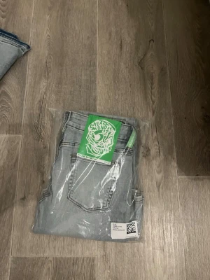 Ljusblå bootcut jeans Cheap Monday - Säljer ett par ljusblå bootcut jeans från Cheap Monday. Jeansen har en klassisk femficksmodell, utsvängda ben och slitningar vid låren för en cool vintagekänsla. Perfekta för dig som gillar retrostil och vill sticka ut lite extra.