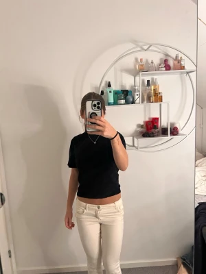 Svart croppad topp från Gina Tricot - Svart stickad topp från Gina i storlek s