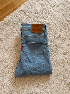 Ljusblå skinny jeans från Levi's - Säljer ett par ljusblå skinny jeans från Levi's. Modell mile high super skinny. Strl 27 