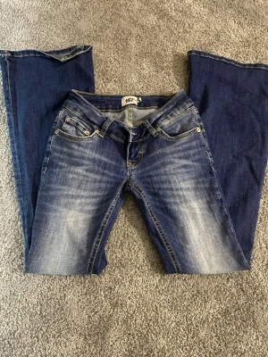 Blå bootcut jeans - Säljer ett par blå jeans från lager157 i modellen blaze-low waist o bootcut. I storlek xs short length💕