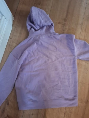 Ljuslila hoodie från Iconic Sportswear - Säljer en ljuslila hoodie från Iconic Sportswear i storlek S. Hoodien har en klassisk passform med huva och är tillverkad i mjukt bomullsmaterial. Perfekt för en avslappnad och trendig look.