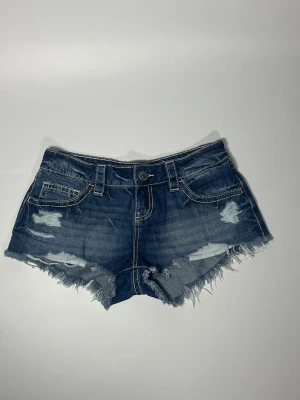 Lågmidjade jeansshorts - 👕 Plagg: Jeansshorts                                                          📏 Storlek: Midjemått 40                                                                                               ✨ Skick: Fint skick                                                        💬 Vid frågor är det bara att skriva!                                                                                          🛍️ Gramenti