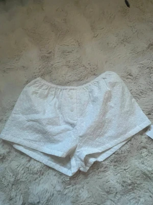 Söta shorts  - Säljer dessa shorts jag köpte på vinted, lappen är kvar. Inte genomskinliga heller så super fina🍓heter: weraronder på vinted 