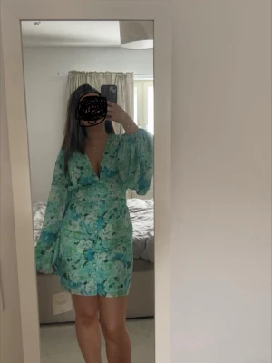 Florence klänning adoore - Jättefin kort Florence klänning från adoore i en somrig färg. Den är helt slutsåld. Är liten i storlek så passar en S/M men är egentligen L