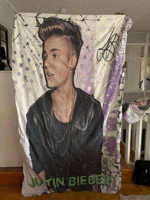 Påslakan och örngott med Justin Bieber tryck  - Påslakan och örngott med färgglatt tryck av Justin Bieber, autografmotiv och lila, gröna samt svarta detaljer. Knappt använd! 