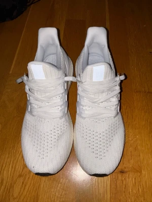 Adidas ultra boost - Adidas ultra boost i vit färg. Den är i storlek 43 och är riktigt sköna. 
