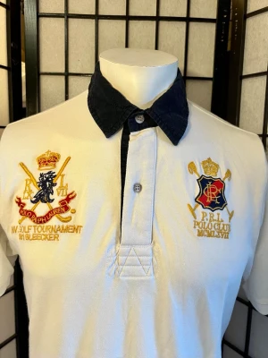 Ralph Lauren polo tröja crest patch 💥 - Snygg vit polo från Polo Ralph Lauren med feta broderade logos + stor “3” patch på ärmen 🔥  Ger clean rich/old money vibe men ändå street med oversized fit. Perfekt till baggy jeans / kjol / sneakers.  Storlek: M (kan fit L lite loose) Skick: Bra skick  ⸻  📦 Skickas snabbt