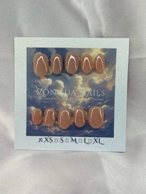 Silk (XS);ExtraShortOval - Snygga handgjorda press-on naglar i en nude färg med glansig finish. Naglarna har en extra kort oval form och kommer i XS: 14 mm, 11 mm, 11,5 mm, 10 mm, 8 mm för perfekt passform. Perfekt för dig som vill ha en clean och stilren look.