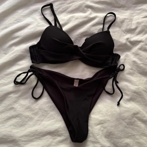 Svart bikini  - Superfin bikini <3 överdelen är i storlek 70A och har reglerbara band, underdelen är i XS och har knytband