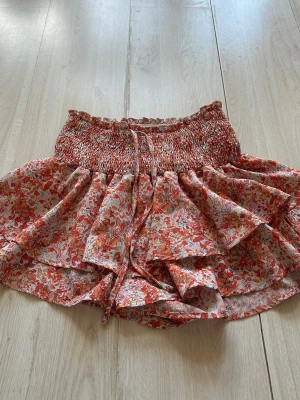 Blommig kjol  - Blommig kjol med shorts inuti, storlek S Hel och fin och väldigt bekväm  Resår band så den är väldigt stretchig och går att knyta 