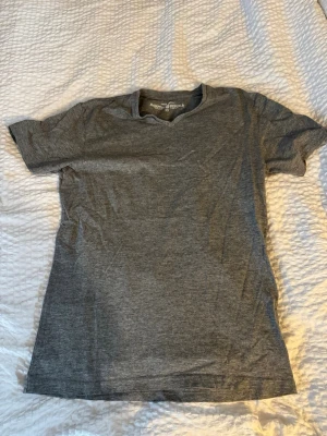 Grå t-shirt från Hampton Republic - En enkel och stilren grå t-shirt från Hampton Republic i storlek XS. T-shirten har korta ärmar, rund halsringning och är tillverkad i mjuk bomull. Perfekt basplagg till garderoben.
