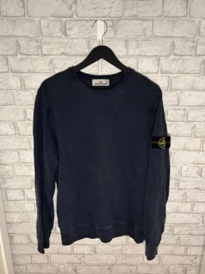 Stone Island tröja - Stone Island sweatshirt i mörkblå färg med klassiska kompassmärket på ärmen. Skön passform och fint skick. Hör av dig vid intresse! 🙌