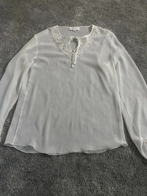 Vit blus med broderad krage - Fin vit blus, aldrig använd. I storlek 164/S. Lappen där storleken står har lossnat på ena sidan, märke och storlek syns på sista bilden💕