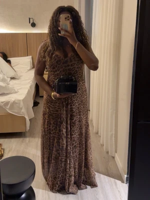 Leopard maxiklänning - Snygg långklänning med leopardmönster i bruna och beige toner. Klänningen är ärmlös med smala axelband och har en flowy passform. Använd endast en gång. Priset kan alltid diskuteras!☺️