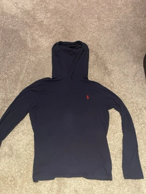 Ralph lauren hoodie  - Säljer en skön tunnare hoodie från ralph lauren som funkar under alla årstider!  Skriv för mer frågor!