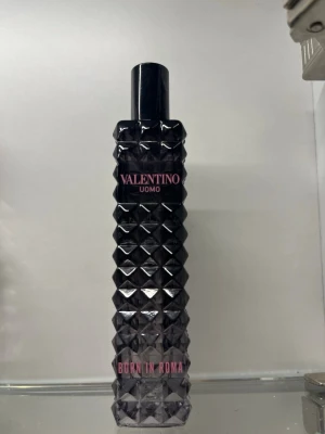 Valentino Uomo Born In Roma EDT 15ml - Säljer min Valentino Uomo EDT i en liten 15ml flaska. Finns cirka 11-12ml kvar i flaskan och det följer med OG förpackning. Väldigt fin och fräsch doft som passar året runt. Förvarats torrt och svalt. Säljs då jag inte använder parfymer längre. Lätt att ta med sig vilket är ett stort plus. Rekommenderar denna doft stort! 