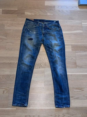 Dondup jeans - Säljer nu dessa riktigt feta dondup jeansen. Jeansen är i använt men bra skick och har lite slitningar vilket jag anser ger mycket karaktär. Som man ser på bilderna har de blivit lagade. Kan gå ner i pris vid snabb affär! 