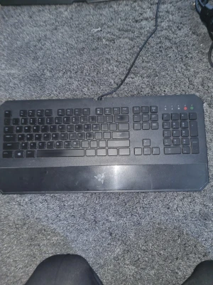 Två svarta tangentbord USB - Säljer två svarta tangentbord med USB-anslutning. Ett av dem har handledsstöd och Razer-logga, det andra har en mer kantig design och märket GXT. Perfekt för gaming eller kontorsbruk. Båda har numerisk del och klassisk layout. Säljer alla för samma pris 