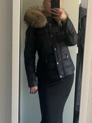 RockandBlue dunjacka - Zora med avtagbar äkta pälshuva. Knäppen och dragkedjor fungerar precis som dom ska (liite smuts längst ner på ryggen, se sista bild). Kan eventuellt släppa lägre så diskuterbart pris!