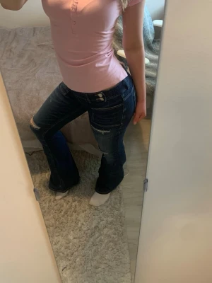 Ljusrosa piké Gina Tricot - Ljusrosa piké t-shirt med klassisk krage och flera knappar framtill. Modellen är figurnära och har korta ärmar. Tillverkad i mjuk bomull som känns skön mot huden. Enkel och stilren design.