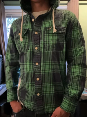 Hollister skjort hoodie - Snygg hollister skjorta med luva från hollister!🤩Jättefint skick, förutom väldigt små hål man ser på sista bilden som man absolut inte märker. Storlek L, passar som M, är 177cm lång på bilden. Skicka gärna frågor och prisförslag!😁