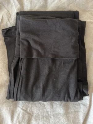 Lågmidjade Yoga Pants - Ett par yoga pants ifrån gina young. Väldigt sköna. Bra skick, Växt ur mig så därför säljer jag dessa💕