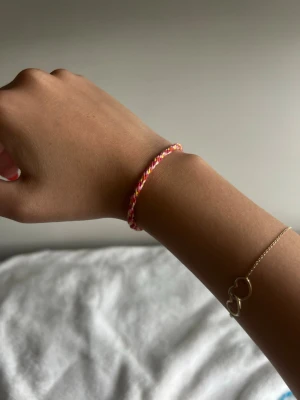 Vänskapsarmband - Säljer ett handgjort vänskapsarmband i flätad design. Armbandet har knytning och tofsar i ändarna för justerbar storlek. Perfekt för dig som gillar färgglada accessoarer och vill ha något personligt på handleden.💕