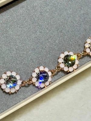Nytt! Lily & Rose kristall armband  - Helt nytt! Fint armband Sofia från Lily and Rose i roséguld färg med runda länkar och swarovski stenar. De större stenarna skimrar i grön-blått, de runt om är vita. Justerbar kedja med karbinhake så det går att anpassa runt handleden. 16-18,5cm. Nypris 1199:- Video och fler bilder kan fås vid intresse. Mina bilder blev en aning mörka. Perfekt till festligare tillfällen eller varför inte som present åt någon du tycker om 💗