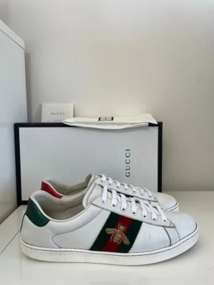 Gucci Ace Bee Skor - Säljer nu dessa Gucci Ace skor i uk 9 som motsvarar 43, skriv för fler bilder/frågor🙌🏼