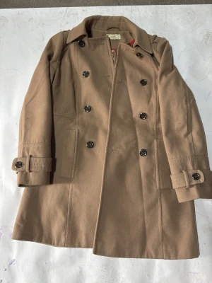 Beige trenchcoat från Wallis - Jacka från London. Ny kollektion som ej finns längre