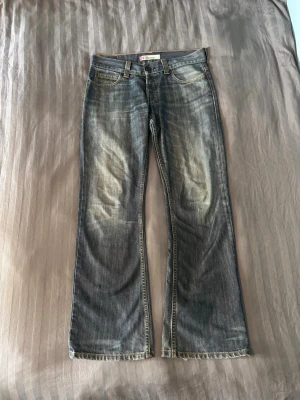 Levis 512 bootcut jeans - Tja säljer ett par levis jeans med en riktig snygg mörkblå wash, de är i den sällsynta modellen 512 bootcut som inte produceras längre, Bra skick men en lagning i skrevet som syns på sista bilden. W32 L32